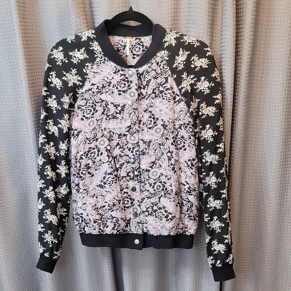 Free People Black Floral Snap Bomber Jacket Size S - Picture 2 of 7